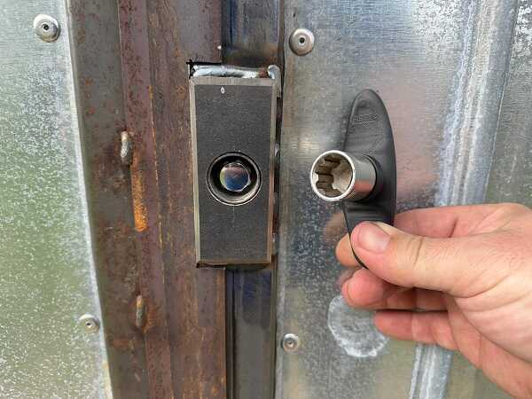 Ako vyrobiť zámok dverí? Originálny bezpečnostný systém + videonávod