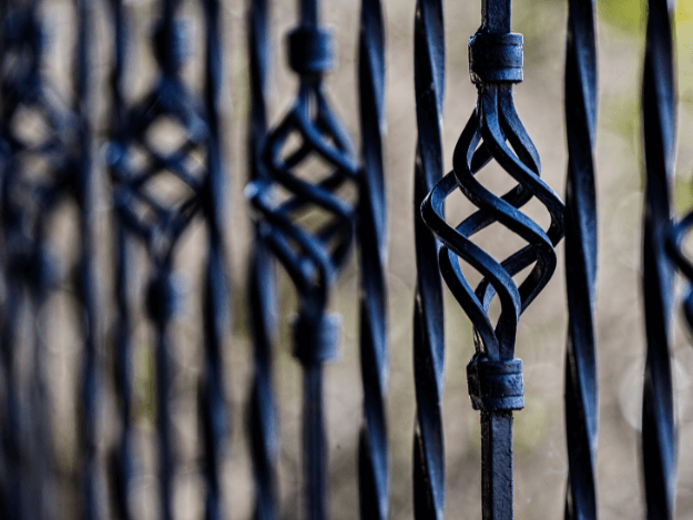 Kované zábradlie. Spojenie remesla, estetiky a bezpečnosti