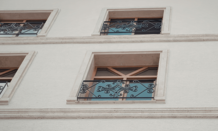 ako-na-okenne-zabradlie-atreon